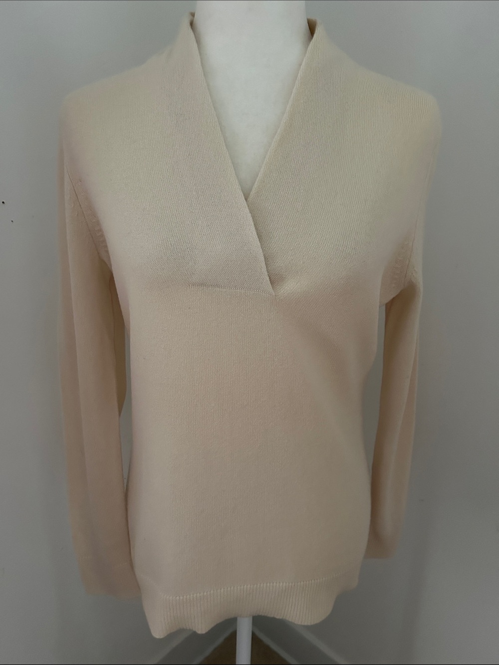 Banana Republic Soft Cream Wool/Cashmere Blend V-Neck Sweater sz M